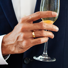 Lade das Bild im Galerie-Viewer, KAT EVE Ehering 'Halfround Harmony Medium' 750 (18k) echtes Gold