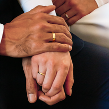 Lade das Bild im Galerie-Viewer, KAT EVE Ehering 'Halfround Harmony Medium' 750 (18k) echtes Gold