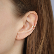 Lade das Bild im Galerie-Viewer, KAT EVE 'Fancy Flat Strong' Earcuff echtes Gold