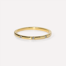 Lade das Bild im Galerie-Viewer, KAT EVE 'Shifted Shine' Ring mit 3 Diamanten echtes Gold